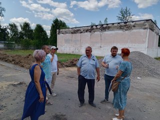 В рамках выделенных из республиканского бюджета денежных средств на модернизацию территорий общеобразовательных организаций (отремонтированные за счет федеральных средств) на территории Гимназии №8 идут работы по благоустройству территории и капитальному ремонту уличного освещения