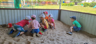 Игры в детском саду с песком.