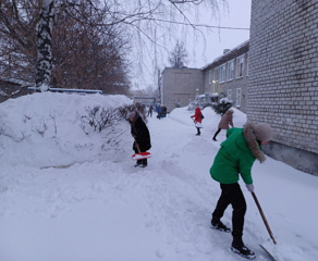Выражаем благодарность всем родителям, принявшим участие в очистке снега на территории детского сада.