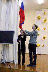 Сегодня почетное право поднять флаг Российской Федерации предоставилось капитану гимназической команды девушек по баскетболу Долговой Наталье и лучшему игроку команды юношей по баскетболу Герасимову Илье