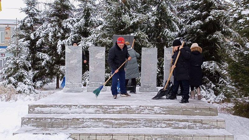 Волонтеры убрали снег на территории памятника