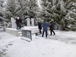 Тăван çĕр-шывăн Аслă вăрçинче пуç хунă ентешсене асăнса лартнă палăксен таврашне юртан тасатрěç