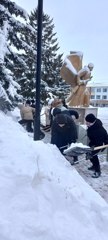 Волонтеры школы вышли на расчистку памятников участникам Великой Отечественной войны от снега