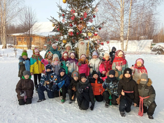 В канун Нового года ребята из 1А и 2 В классов отправились в гости к Деду Морозу, Хель Мучи, в этнокомплекс "Ясна".