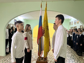 Очередная учебная неделя с 25 по 29 декабря 2023 года по доброй традиции началась с выноса флага Российской Федерации и Чувашской Республики под Государственные гимны.