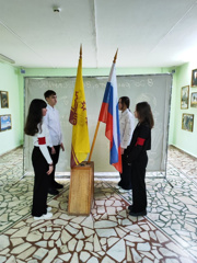 Очередная учебная неделя с 15 января по 19 января 2024 года по доброй традиции началась с выноса флага Российской Федерации и Чувашской Республики под Государственные гимны.