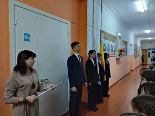 Очередная учебная неделя в школе №8 началась с традиционной линейки, на которой состоялось торжественное поднятие флагов Российской Федерации и Чувашской Республики.