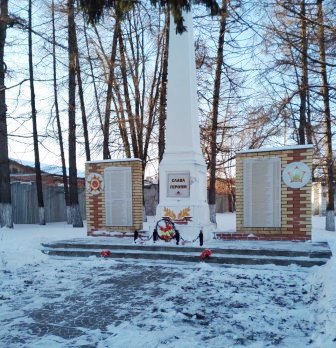 Юнармейцы классного содружества 8б организовали  операцию «Обелиск» по очистке территории памятника, прикрепленного за Траковской школой.