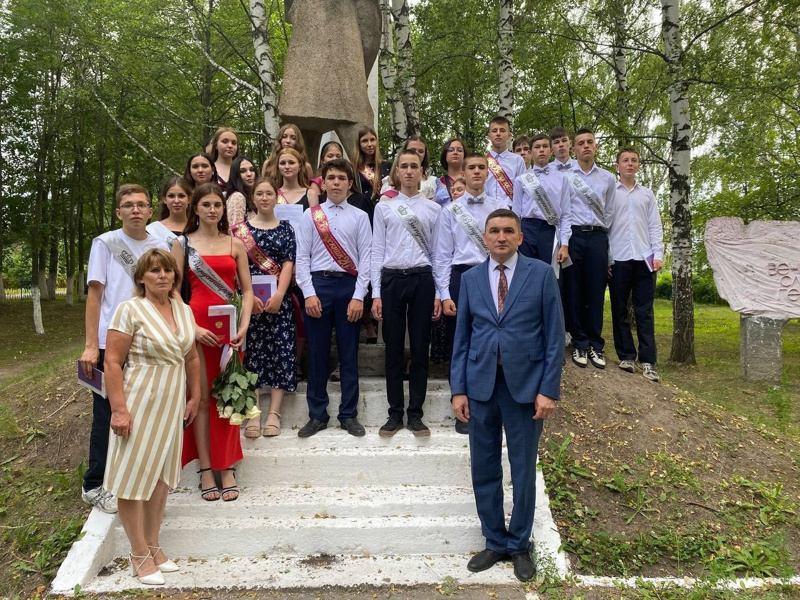 Выпускники школы, получив аттестат об основном общем образовании, посетили памятные места села Янтиково