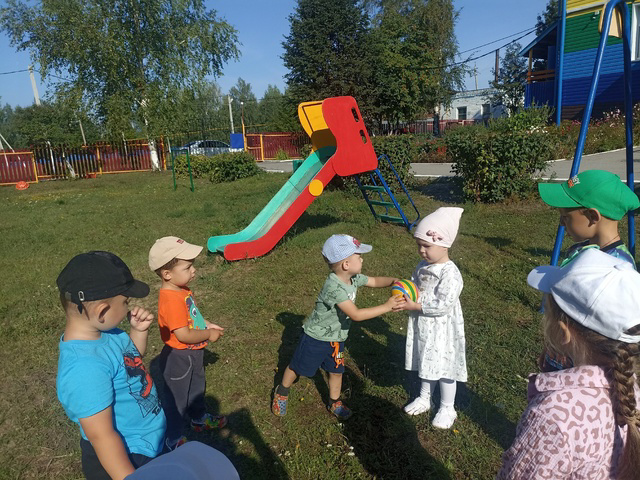 Игры с мячом в летний период на свежем воздухе.