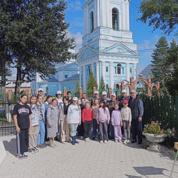 Педагоги и обучающиеся школы искусств на пленэре