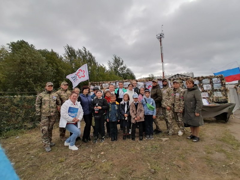 К самолетам пилотажной группы "Стрижи" приехали на экскурсии школьники