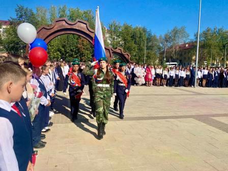 День знаний ученики 10 школы встретили на сцене парка «12 путей» Дворца культуры