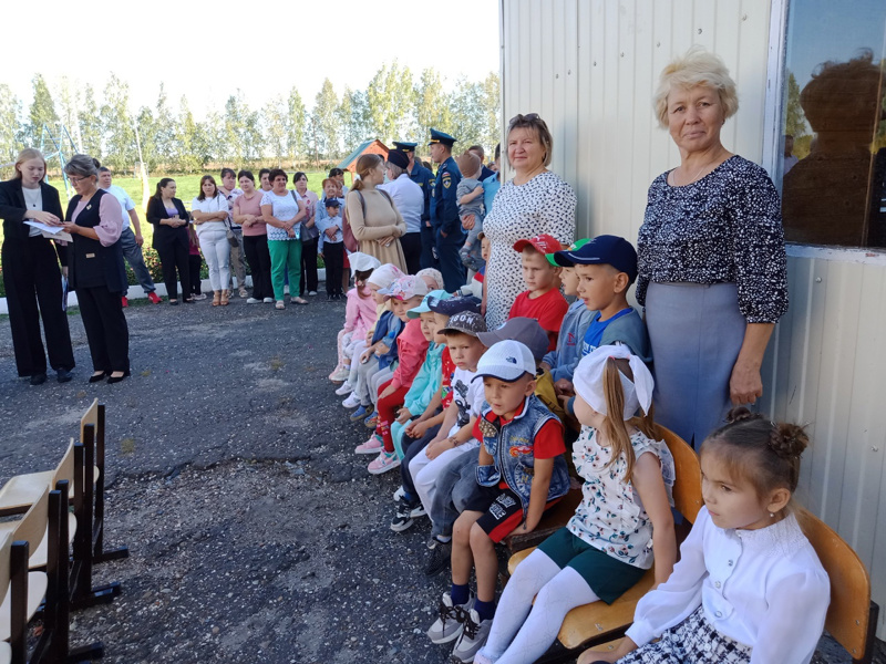 Дети познакомились со школой.