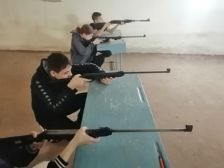 Тренировка по стрельбе из пневматической винтовки