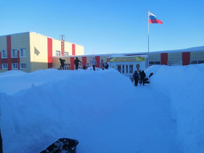 Трудовой десант по уборке снега