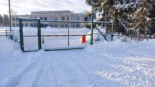 Подъездные пути, дороги очищены от снега, школа работает в штатном режиме и готова к новой учебной неделе.