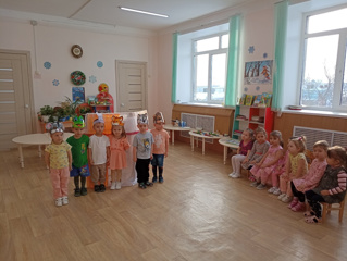 Воспитанники группы "Капельки" инсценировали сказку Теремок.