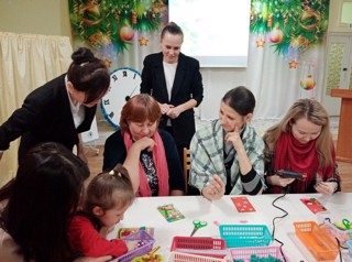 В старших группах "Солнышко" и "Почемучки" прошел мастер-класс с родителями, педагогами и специалистами на тему "Развитие мелкой моторики рук".