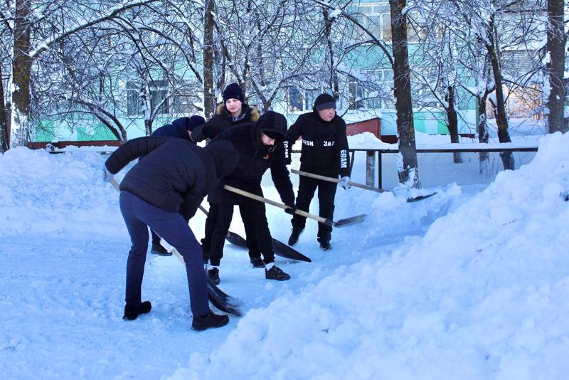 Вчера в гимназии состоялся трудовой десант по уборке снега со школьной территории