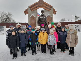 Учащиеся МБОУ «Николаевская ООШ» почтили память минутой молчания у скульптуры в честь героев СВО