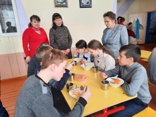 В МБОУ «Новошимкусская СОШ Яльчикского муниципального округа» продолжается акция «Завтрак с директором»