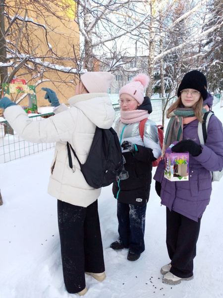Зимняя подкормка птиц - давняя традиция, на Руси всегда для зимующих птиц делали кормушки