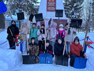 Ученики 7 класса стали участниками традиционной акции по очистке снега памятника воинам-землякам, погибшим в Великой Отечественной войне