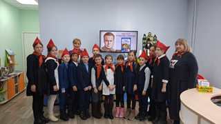 23 января 2024 года библиотекари  детского отдела Яльчикской центральной библиотеки с обучающимися МБОУ «Яльчикская СОШ» провели квест-игру  «В команде с Тимуром»