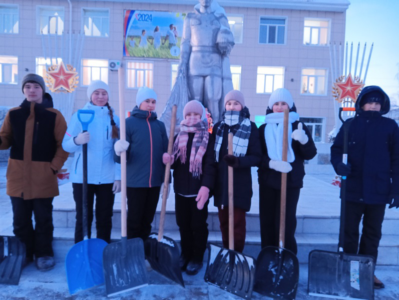 Обучающиеся  МБОУ «Яльчикская СОШ»  - участники  акции  «Чистый памятник».