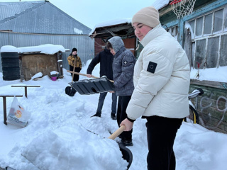 После обильного снегопада волонтёры школы МАОУ "Средняя общеобразовательная школа 3"г Канаш провели акцию «Снежный десант».