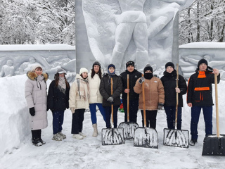 Сегодня волонтёры школы №8 приняли активное участие в ежегодной молодёжно-патриотической акции «Снежный десант»