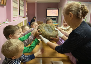 Подготовительная группа «Звездочки» вновь побывала в музее краеведения и истории города, в рамках его культурно-просветительской программы «О чём малышам расскажет музей: от мамонта до города».