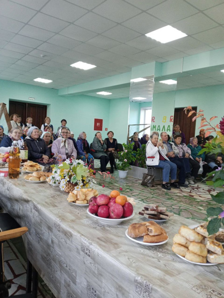 1 октября во всем мире отмечается день пожилых, когда людям преклонного возраста поздравляет молодое поколение, потому что старость нуждается в поддержке, во внимании, заботе.