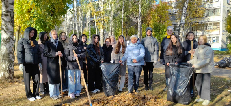 12 октября обучающиеся МАОУ «СОШ №40» приняли участие в ежегодном осеннем субботнике