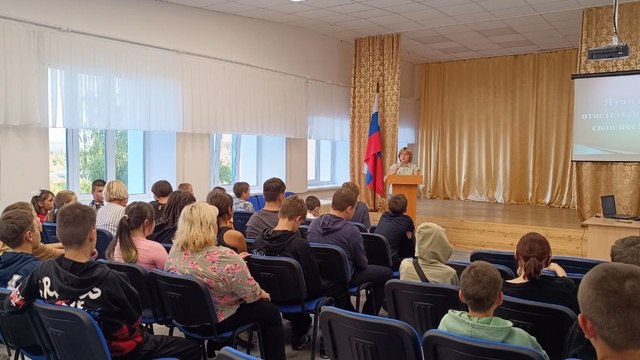 4 марта, в рамках Дня молодого избирателя, председатель и секретарь избирательного участка №431 Ананьева Е.Н. и Югина С.А. в школе-интернате с обучающимися 7-9 классов провели час молодого избирателя – «Я - будущий избиратель».