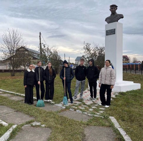 Уборка  возле памятника Долгова.