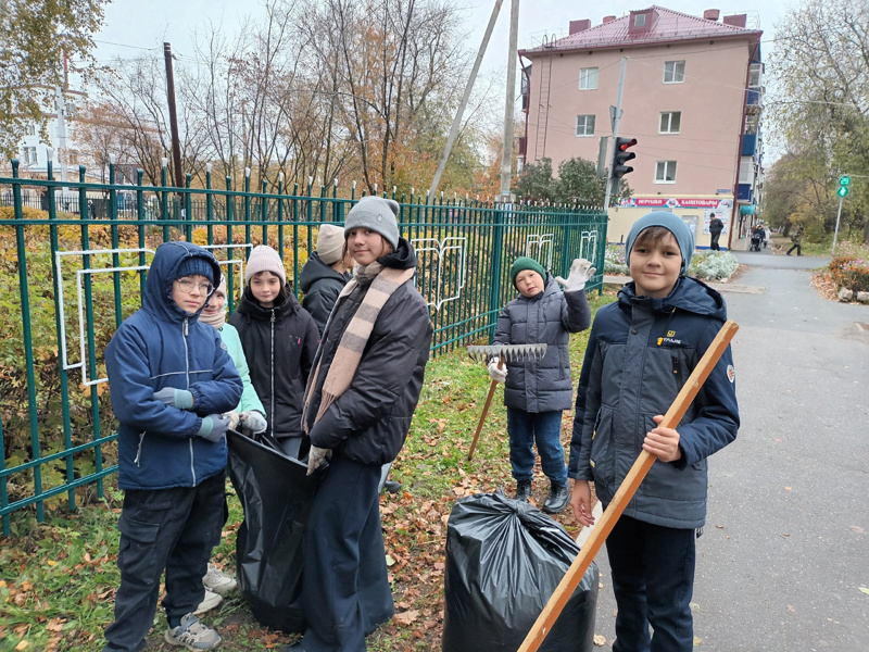 В нашей школе продолжается субботник и сегодня приняли участие учащиеся 5А класса.