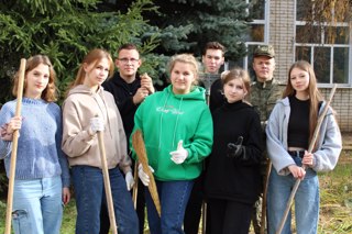 ТРУДИМСЯ С ПОЛЬЗОЙ ДЛЯ СЕБЯ И РОДНОЙ ШКОЛЫ