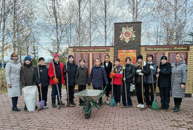 Уборка памятника воинам-землякам,  погибшим в годы Великой Отечественной войны,  закреплена за обучающимися нашей школы.