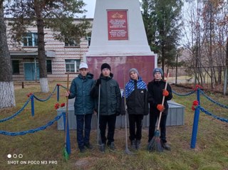 Осенняя уборка территории обелиска