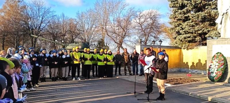 «Помним своих героев!».