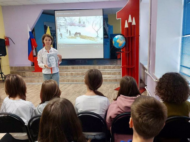 В группах кратковременного пребывания прошли кинолектории. Школьники посмотрели документальный фильм "Сурский оборонительный рубеж".