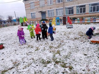 Первый снег - радость детям