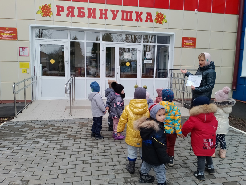 Целевая прогулка по территории детского сада в младшей группе "Ладушки"