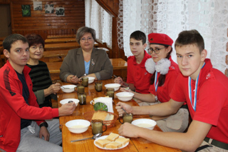 Директор школы на завтраке с призерами патриотического фестиваля