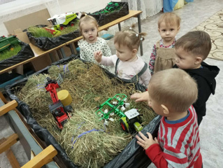 Малыши посещают сельскохозяйственную выставку в детском саду