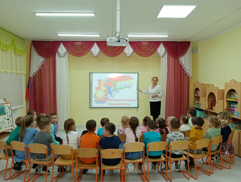 В нашем детском саду сегодня прошёл познавательный час «Толерантность- путь к миру», посвящённый Международному дню толерантности.