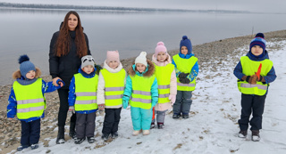 Рюкзак открыл в природу дверь, И мы в поход идем теперь..