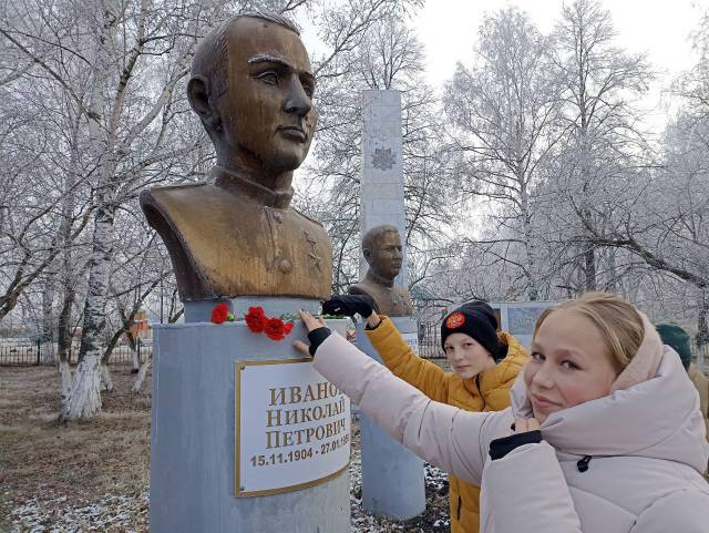 Возложение цветов к бюсту Героя Советского Союза Иванова Николая Петровича